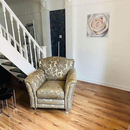 The White House - Cheerful 3 Bedroom Home In Wigan - Ince - Sleeps 7 - Parking - Work Space - Great Motorway Links Ngoại thất bức ảnh