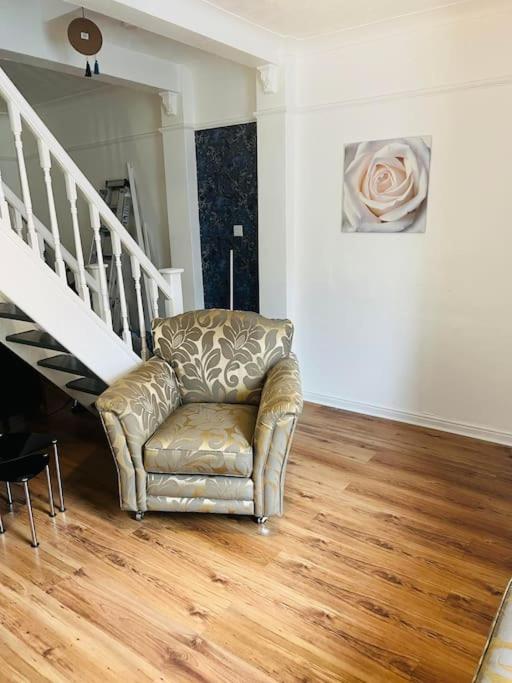 The White House - Cheerful 3 Bedroom Home In Wigan - Ince - Sleeps 7 - Parking - Work Space - Great Motorway Links Ngoại thất bức ảnh