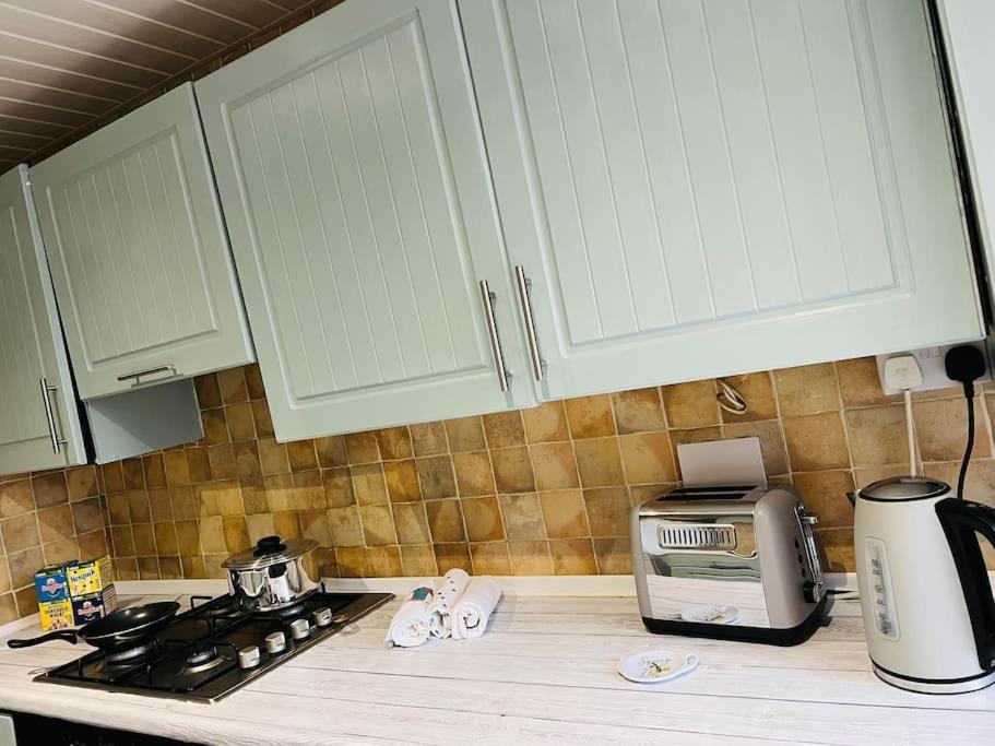 The White House - Cheerful 3 Bedroom Home In Wigan - Ince - Sleeps 7 - Parking - Work Space - Great Motorway Links Ngoại thất bức ảnh