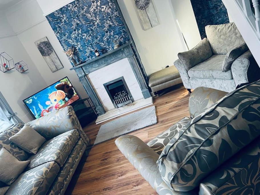 The White House - Cheerful 3 Bedroom Home In Wigan - Ince - Sleeps 7 - Parking - Work Space - Great Motorway Links Ngoại thất bức ảnh