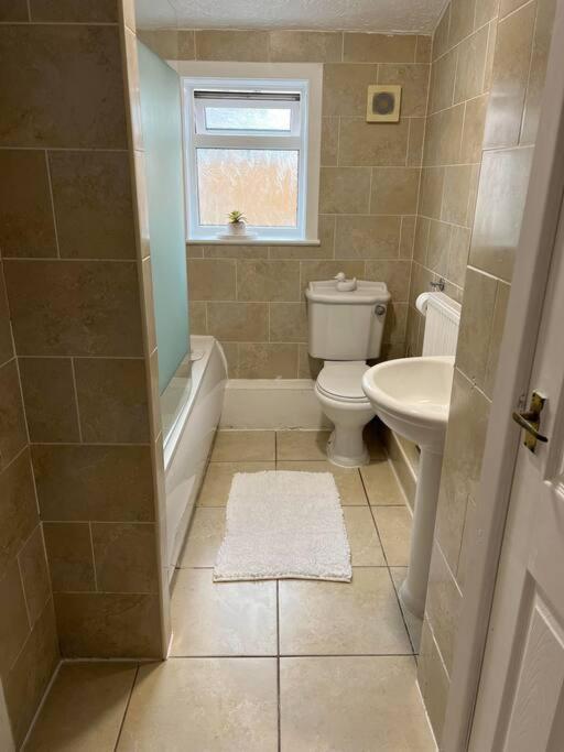 The White House - Cheerful 3 Bedroom Home In Wigan - Ince - Sleeps 7 - Parking - Work Space - Great Motorway Links Ngoại thất bức ảnh