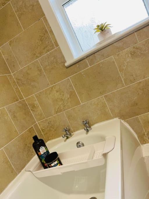 The White House - Cheerful 3 Bedroom Home In Wigan - Ince - Sleeps 7 - Parking - Work Space - Great Motorway Links Ngoại thất bức ảnh