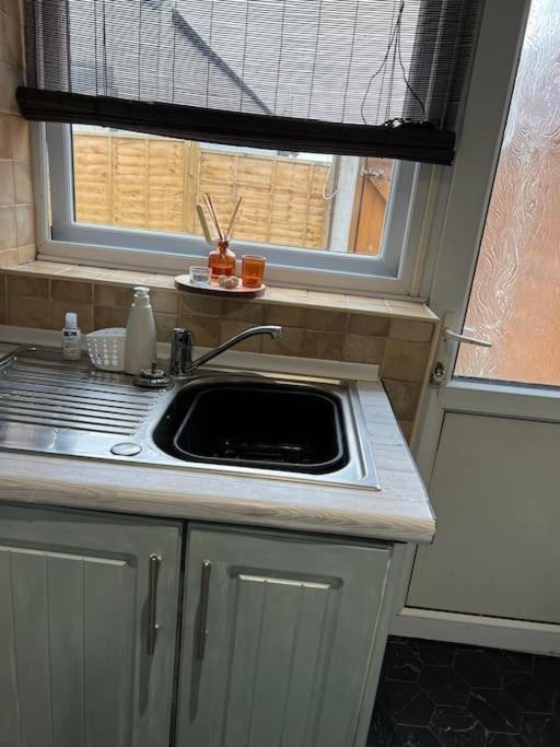 The White House - Cheerful 3 Bedroom Home In Wigan - Ince - Sleeps 7 - Parking - Work Space - Great Motorway Links Ngoại thất bức ảnh